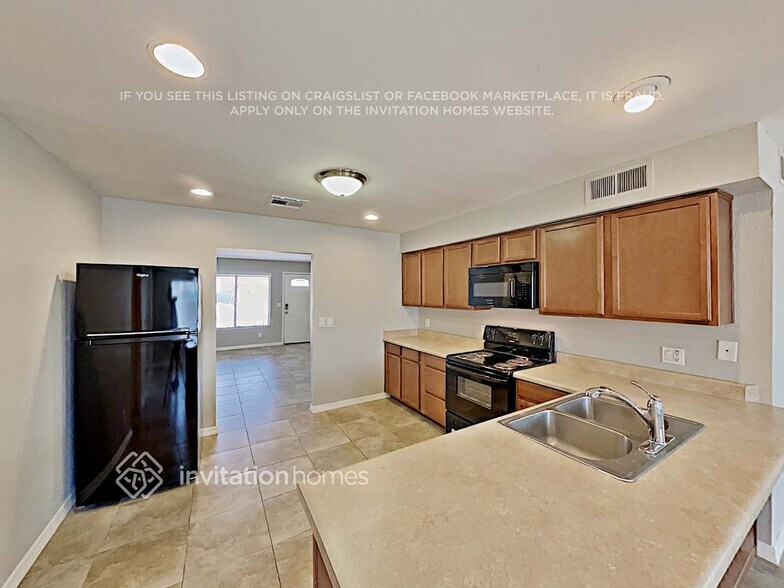 Building Photo - 4143 E Sweetwater Ave