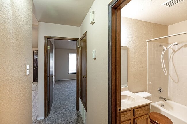Building Photo - Super cute 2 bedroom townhouse!