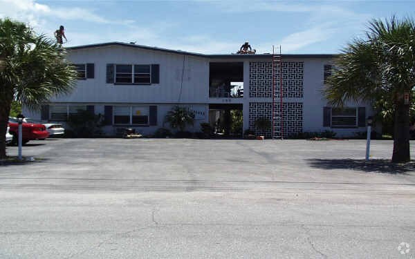 Primary Photo - Ivanhoe Apartments