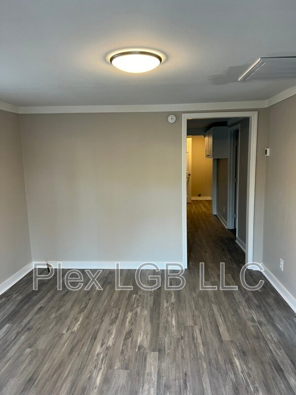 Building Photo - 405 Render St