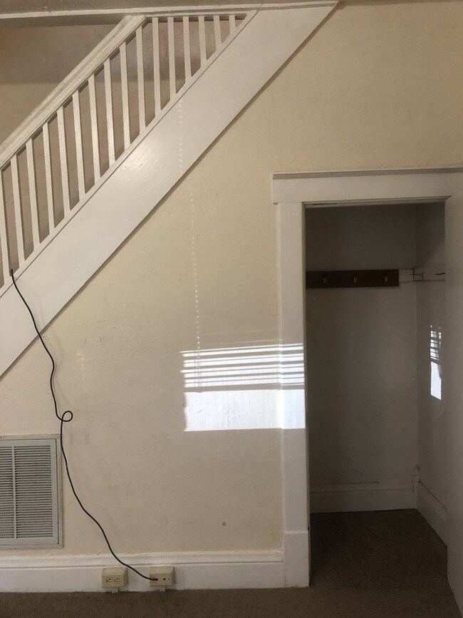 Building Photo - 114 S 6th St