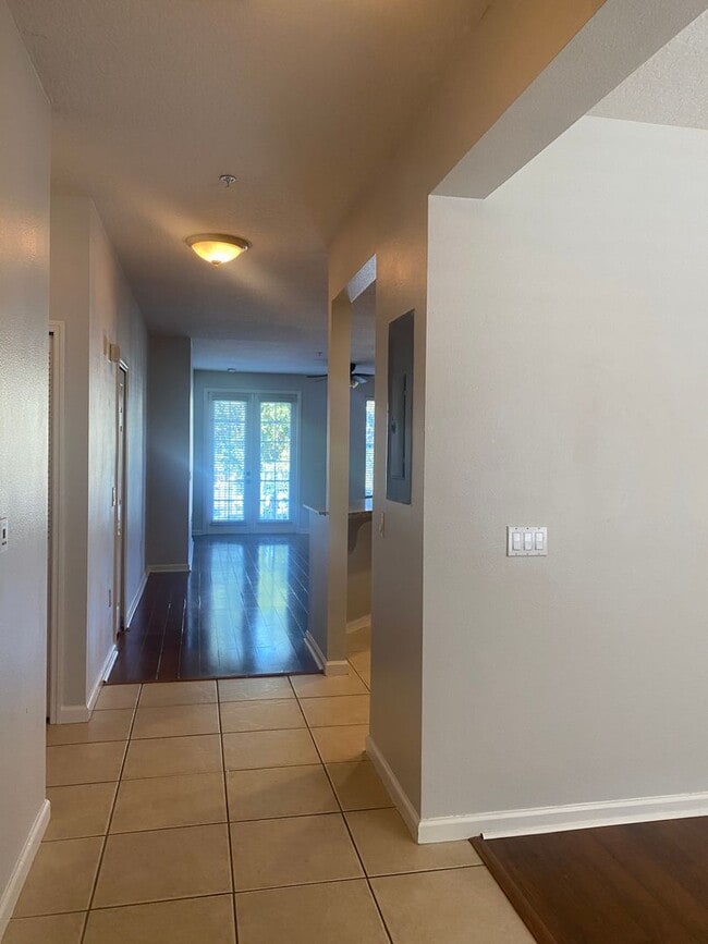 Building Photo - Baldwin Park: Gorgeous 2nd Floor Condo wit...