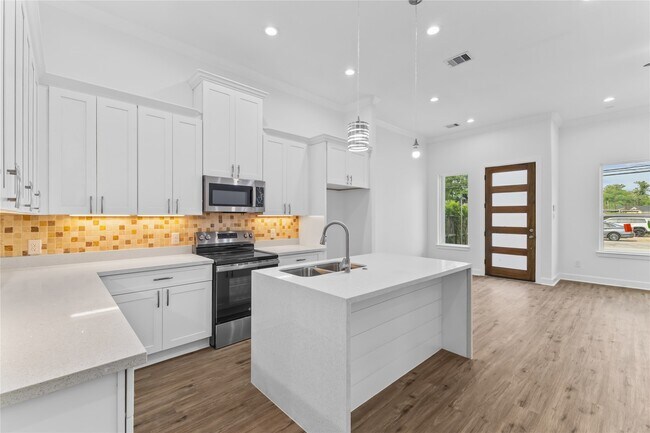 Building Photo - 7805 Farnsworth St