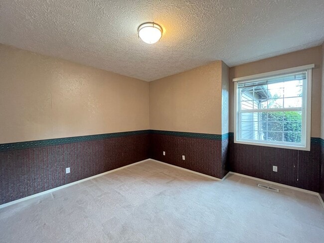 Building Photo - Clackamas Ranch 3 bedroom 2 bathroom - W/D...