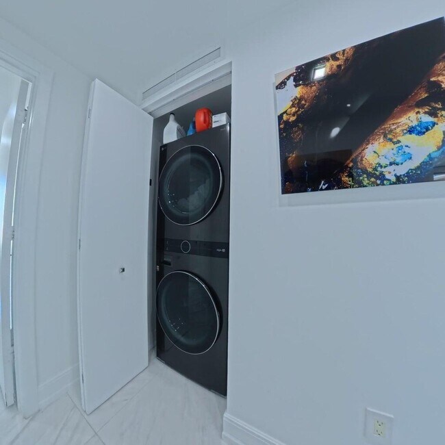 Building Photo - 650 NE 32nd St