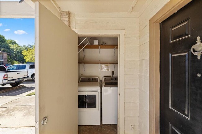 Building Photo - 1705 Crossing Pl