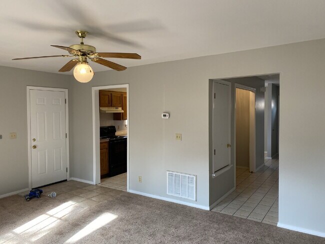 Building Photo - 503 Cammellia Dr Unit B