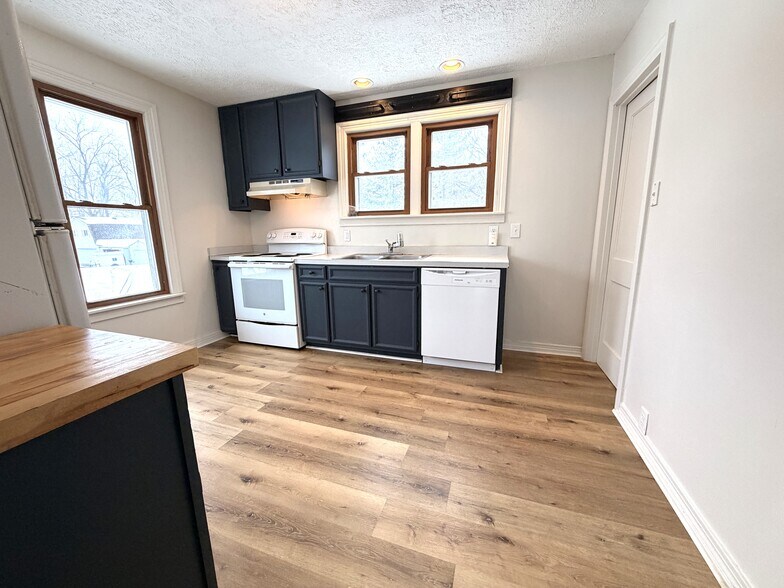 Building Photo - 988 N Maple St