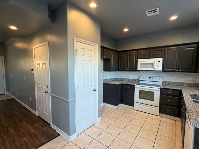 Building Photo - 3 bedroom 1.5 bath townhome - Bethany Schools