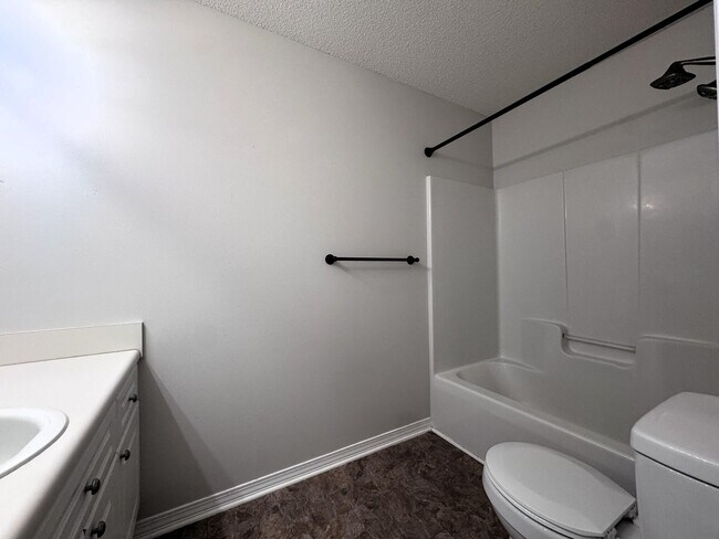 Building Photo - 852 Dunwoody Pl