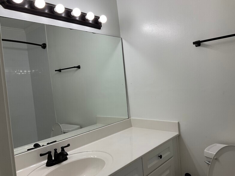 Building Photo - 1010 Woodland Vlg