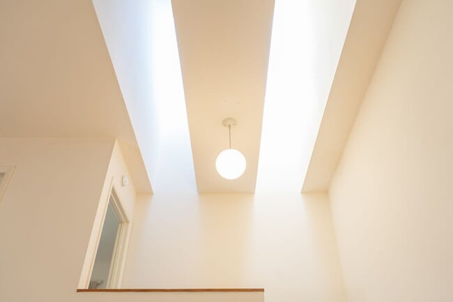 Building Photo - 2 Bedroom Townhouse Available in July