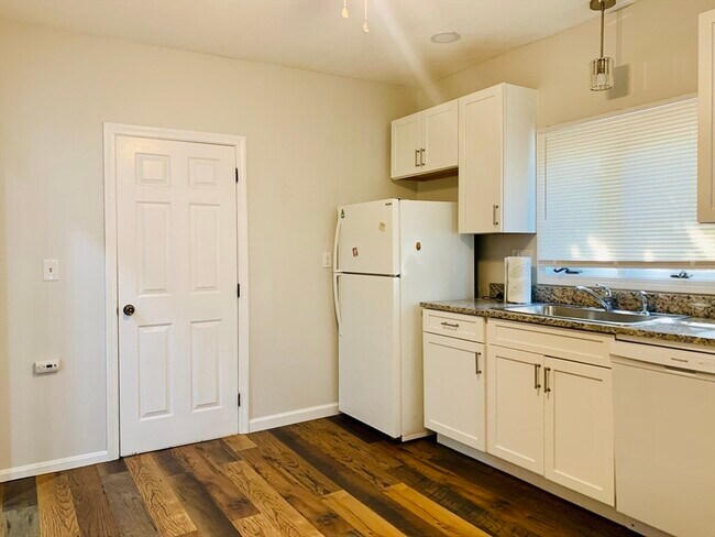 Building Photo - 400 Charles St