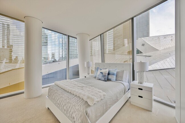 Building Photo - Luxurious premium corner unit nearly 1600 sq ft., Impeccably furnished-turn key- 2 bedroom 2 bath...