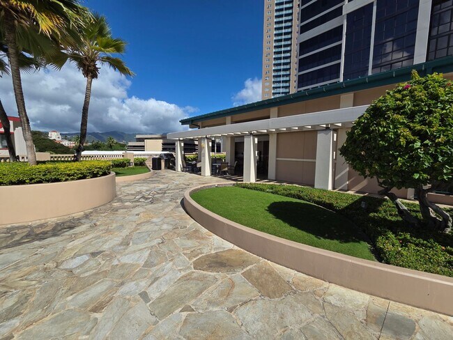 Building Photo - Immaculate Contemporary Living in Kaka‘ako- 2 bedroom, 2 bathroom, 1 covered parking stall, and I...