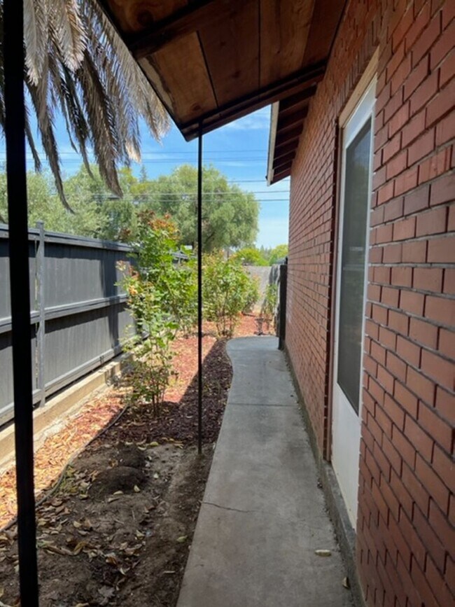 Building Photo - Beautiful Single Story home in Carmichael, 4+2, Large living area, 2 garages.