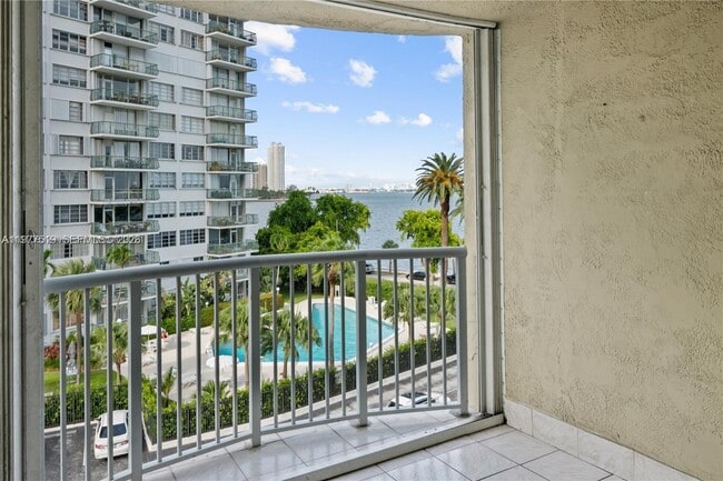 Building Photo - 1420 Brickell Bay Dr