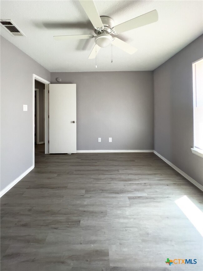 Building Photo - 2804 Alma Dr