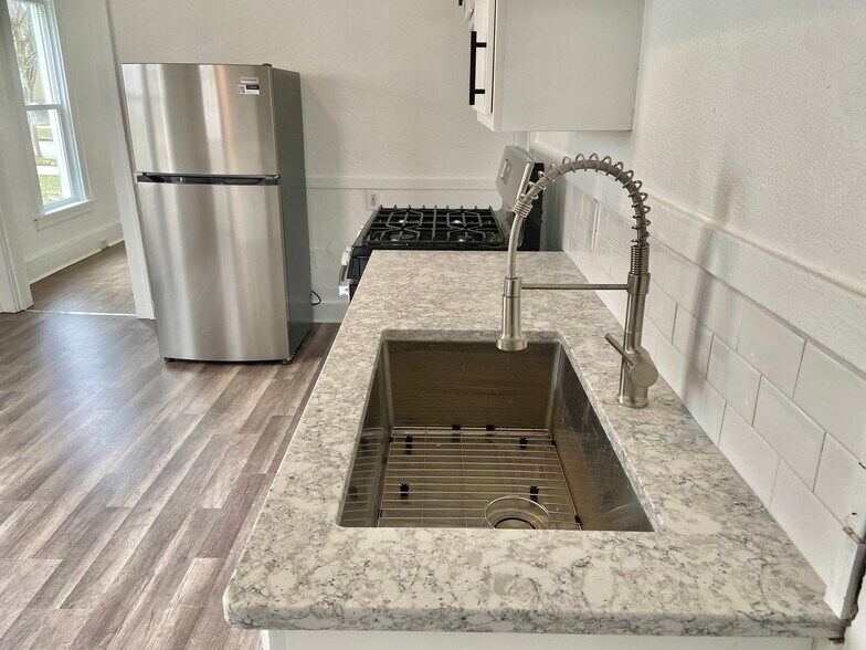 Kitchen - 921 Watson St SW