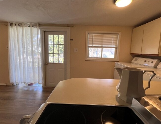 Building Photo - 404 Perry St