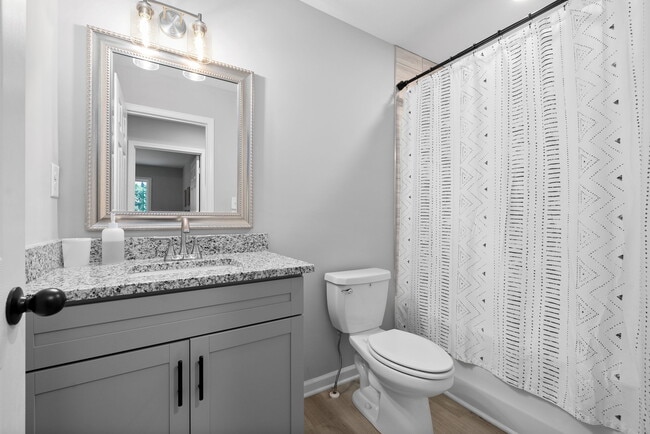 Building Photo - 418 Oak St