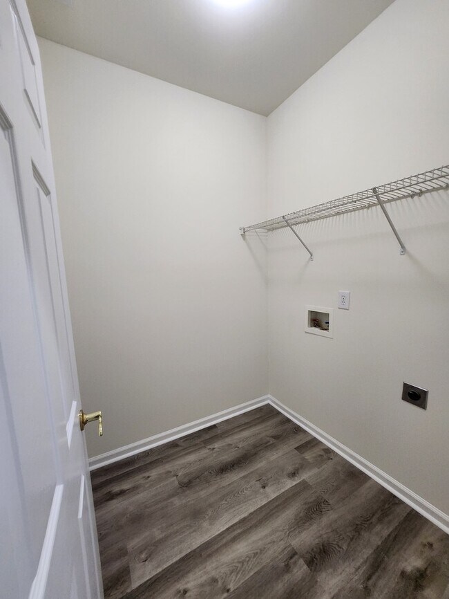 Building Photo - Refreshing Place to Create Memories w/Master on the Main!