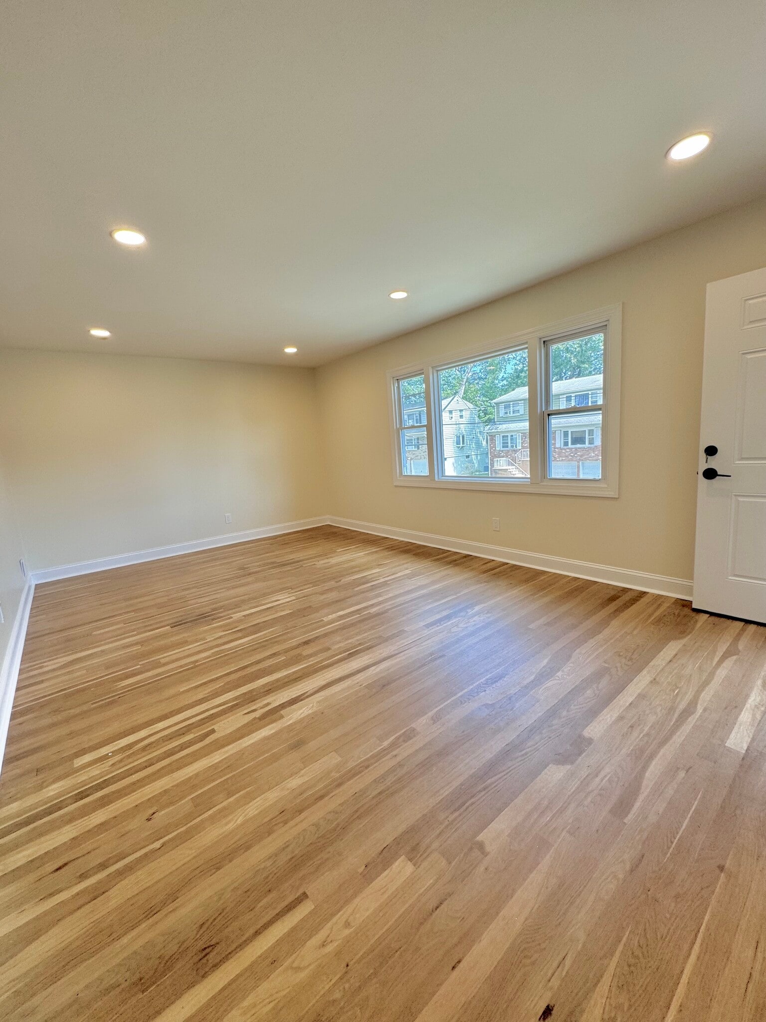Large Livingroom - 47 Sherwood Ave