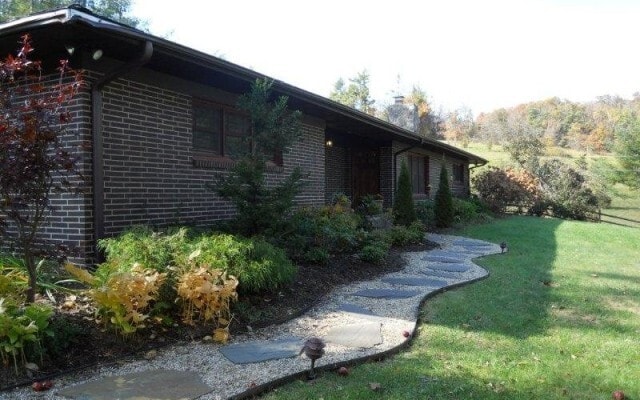 Building Photo - Beautiful Mission-Style Home! Lots of Yard for Play!