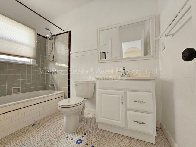 Building Photo - 807 Oro Terrace