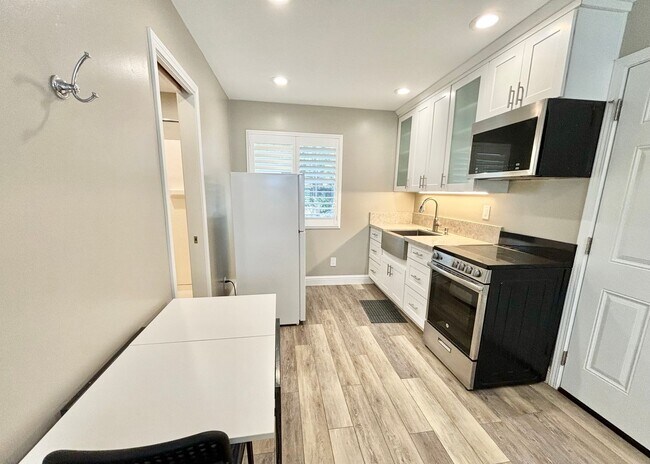Building Photo - Available Now - Flexible Move In Date - Fully Furnished Studio Near Nugget