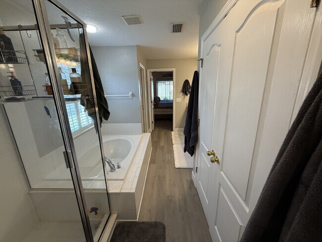 Building Photo - "Spacious 3-Bedroom Retreat with Bonus roo...