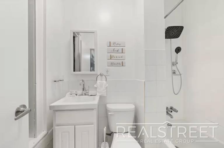 Building Photo - Modern 2BR/2BA in Prime Chinatown | Quick Access to Midtown & Google HQ