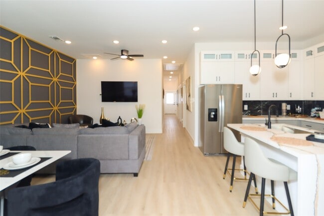 Building Photo - 4902 Higgins St