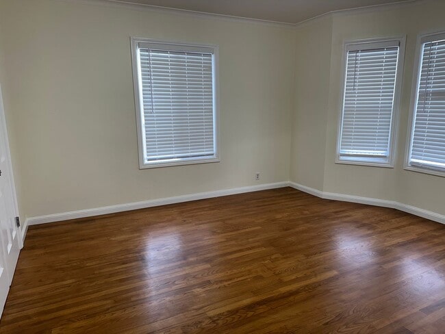 Building Photo - EPIC REA - Great Corner Lakeside Home - 3 ...