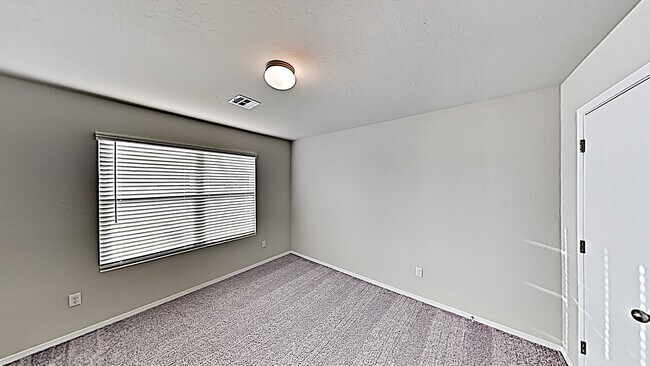 Building Photo - *MOVE IN SPECIAL: 2nd Month's Rent FREE, C...
