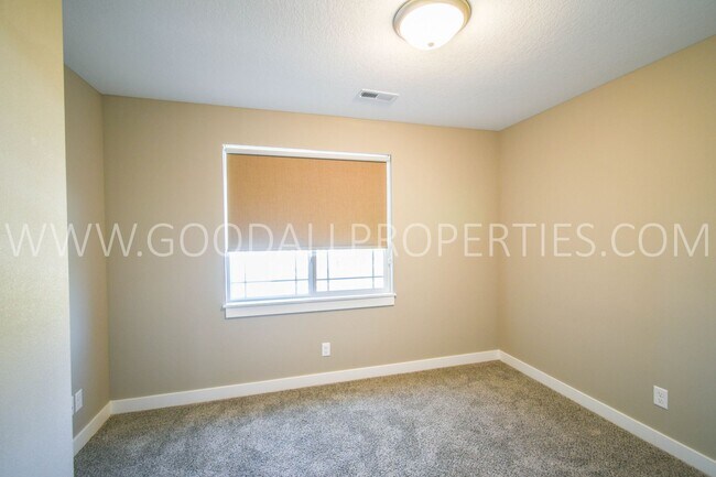 Building Photo - MUST SEE!!! Beautiful two story with 4 Bed, 2.5 Bath Home in De Soto.