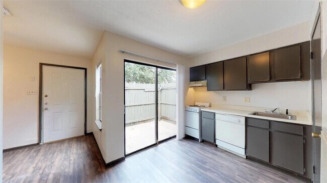 Building Photo - 725 Peppertree Dr