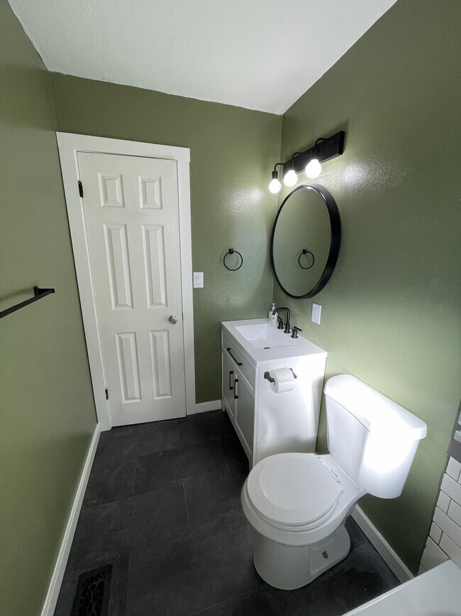 Building Photo - 1055 E 15th N St