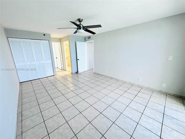 Building Photo - 2555 Collins Ave