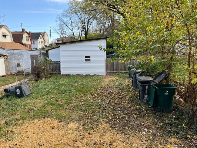 Building Photo - 2 bedroom with yard and garage