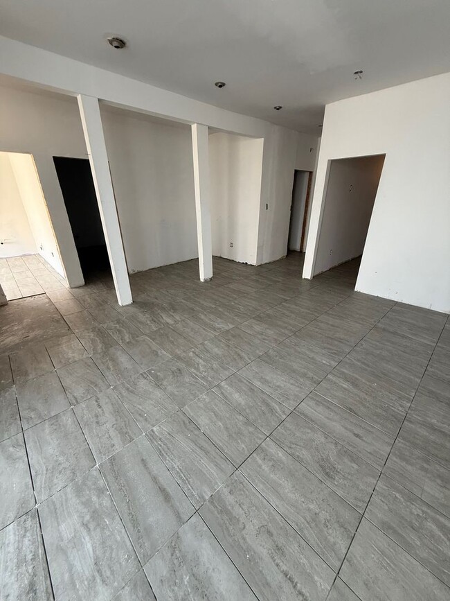 Building Photo - l1551