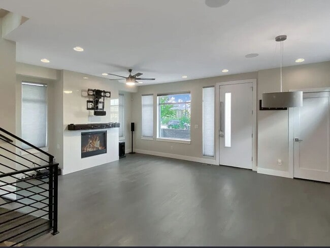 Building Photo - Modern 4BD, 3BA LoHi Townhome with Rooftop Deck