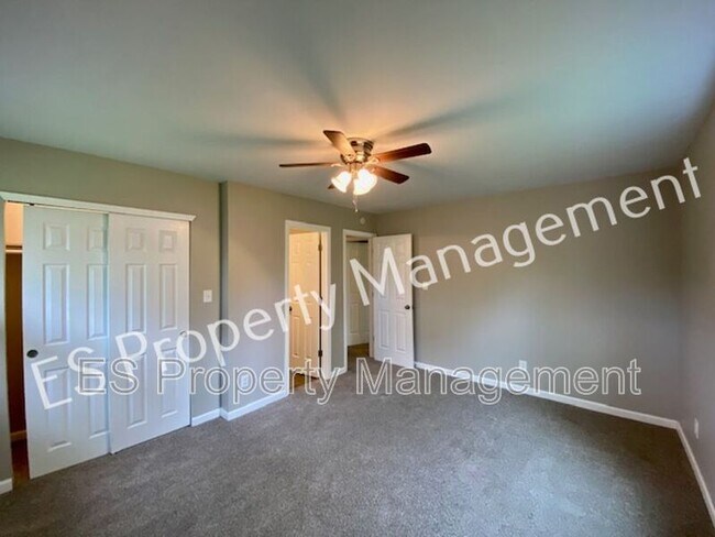 Building Photo - 8070 Chiltern Dr