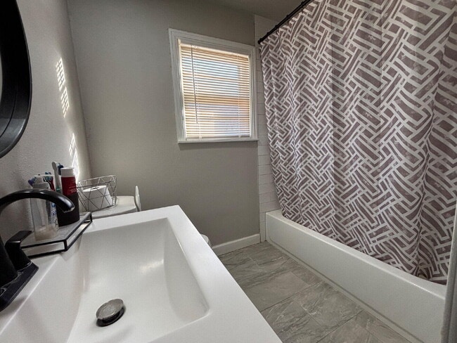 Building Photo - 114 Holly St