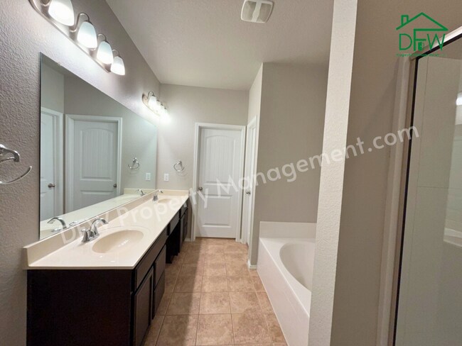 Building Photo - Spacious 4-Bedroom Home for Lease in Kelle...