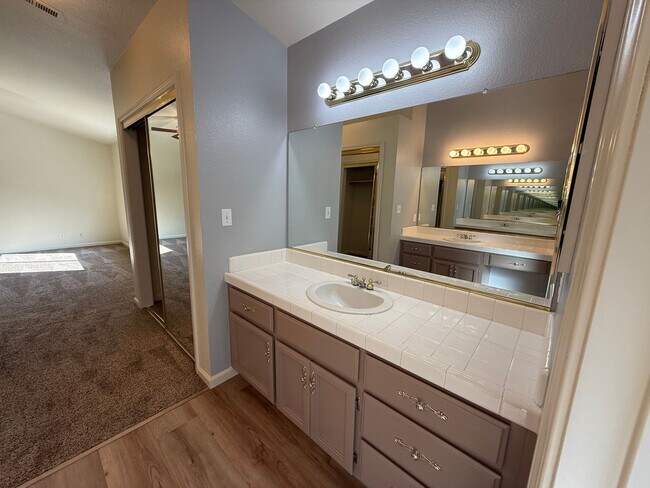 Building Photo - Nicely updated 4-bedroom in Oakdale!