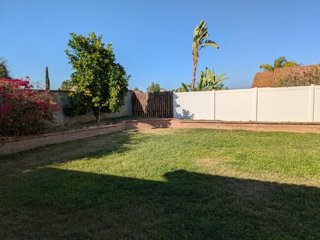 Building Photo - 8730 Sandhill Dr