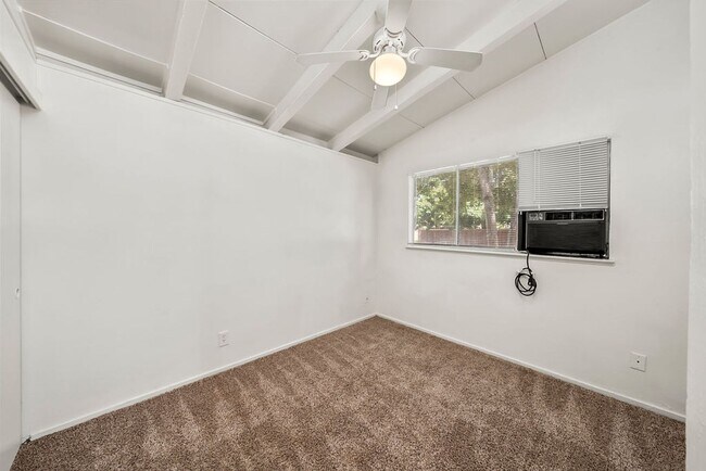 Building Photo - Charming 3 Bedroom 1 Bath Family Home