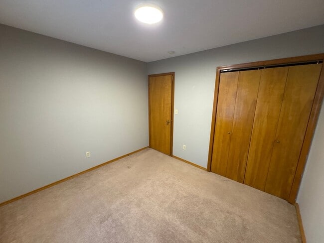 Building Photo - 2 Bedroom 2 Bathroom Duplex in Southwest Springfield! $995! Kickapoo School District!