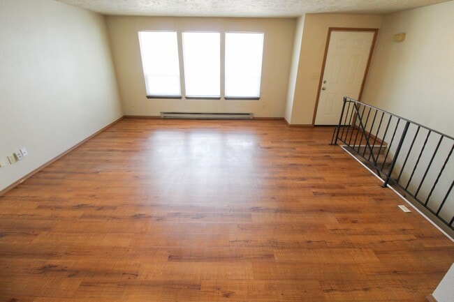 Building Photo - 723 E Broad Ave